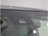 ホンダセンシング機能を支えているフロントカメラ(ドライブレコーダーではございません)!道路状況等を検知してドライバーの安全運転をサポート!※能力には限界があります