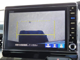★3画面バックカメラ装備★「R」の位置にすると、自動的に後方の様子をカラー画像(車幅/距離/予想進路線表示機能付)で表示。バックの際の安心感を高めます★