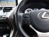 ステアリングスイッチ付き。前方から目を離すことなく操作することが可能です。