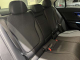 メルセデスのシートは少し硬めになっております。長時間の運転の際、適度な反発があることでお尻や腰の負担を減らす効果が御座います。