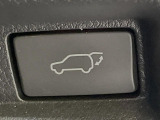 【パワーバックドア】スマートキーや運転席のボタンを押すだけでリアゲートが自動で開閉します!荷物を持っている時や、高い位置にあるバックドアを閉める際に便利な機能です♪