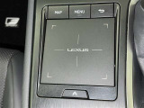 手元でナビゲーションなどの操作を可能にする「リモートタッチ」は、運転姿勢の変化を抑制し、スムーズな操作が可能です。