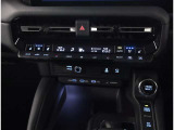 お車のキーはスマートキーです。キーを身につけた状態で車に近づき、ドアロックの解錠や施錠操作が出来ます。雨の日など両手がふさがっている時など、とっても便利ですね。