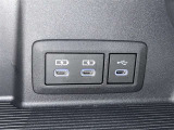 充電用USB端子付き。スマートフォンなどの充電に便利です。