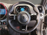 MINIの内装はとにかく『円』に拘ったデザインコンセプトが一目で伝わってきます。これほど円形に拘った車は他に御座いません。伝統のデザイン、トグルスイッチなど遊び心のある内装で御座います。