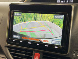 【バックカメラ】駐車時に後方がリアルタイム映像で確認できます。大型商業施設や立体駐車場での駐車時や、夜間のバック時に大活躍!運転スキルに関わらず、今や必須となった装備のひとつです!