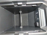 USBポートを二口備えていますので、運転席と助手席、それぞれのスマホや電子小物を同時に充電可能です。