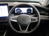 Volkswagen全車共通の上質な本革を使用した手触りのしっとりとしたステアリングです。唯一素肌が触れるハンドルは上位モデルと同じ握り心地になっております。