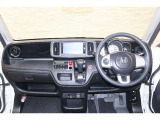 操作性に優れた運転席となります!小物入れや各ボタンの配置にこだわり、使いやすいです!座り心地もよく視認性も良好なのでロングドライブもお任せ下さい!