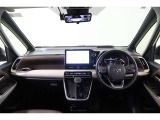 水平基調のインパネで、広々とした視界と開放感あるステアリング廻りです。見晴らしがよく運転しやすいですよ。便利な収納が多く、オープントレイはスマホや駐車券など、すぐ使うものを置くのにとても便利です。