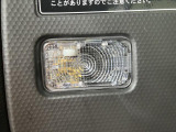 夜の荷室を明るくするラゲッジルーランプです。