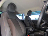 【運転席シート】汚れやへたり等、大きなダメージはなく、良好な状態です。