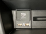 助手席前には横長のトレーとアクセサリーソケットがついています。その下に充電可能なUSB端子が2個ついていますので、手前のトレーにスマートフォンを置いて移動中でも充電できるので便利です。