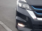 【LEDヘッドランプ】ハロゲンヘッドランプの約2倍の光量でより明るく遠くを照射。視認性、長寿命、省電力に優れ、スタイリッシュな白光色も魅力