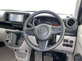 運転席まわりです。 各操作スイッチは使いやすい位置に配置されてます。