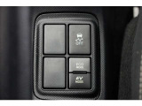 EVモードは電気モーターのみを使って走行するモードです。深夜の住宅街、屋内駐車場でエンジン騒音や排気ガスを気にすることなく走行できます。