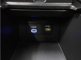 充電用USB端子付き。スマートフォンなどの充電に便利です。  通信用USBソケット。