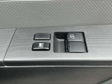 挟み込み防止機構付きパワーウインドウ、空気の入れ替えや料金所などで便利なワンタッチオート付き