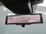 スマートルーミラー装備車両後方のカメラ映像をミラ-面に映し出すので、車内の状況や、天候などに影響されにくく、よりクリアな後方視界が得られます。
