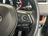 前方の車との車間を設定し、スピードを上げたり緩めたりを自動で行ってくれる追尾式の「レーダークルーズ」。上級装備の一つです!高級車にしかつかない嬉しい機能です。