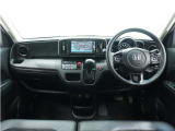 ◆視界広々で非常に運転しやすくロングドライブでも疲れを感じさせないすっきりとまとまったインパネ周りです。