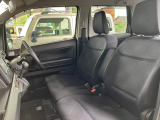 フロントシートはベンチシートです。インパネシフトで足元は広々。運転席と助手席はウォークスルーできます。