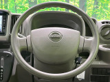 インテリアに合わせたデザインのステアリングは、運転される方のことも考え、運転しやすい形状、大きさです。是非一度、実際に触ってお確かめください。