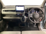 車内は光触媒抗菌消臭施工済です。インパネ周りはスタイリッシュなデザインで機能や装備も充実しています。グローブボックスやカップホルダーのほかにトレーなどたくさんの収納スペースが付いています。