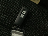 【キーレス】平日の買い物も休日のレジャーも、これ一つで驚くほど身軽に。バッグに忍ばせておくだけで、いつでもスムーズに愛車へアクセスできる、現代のドライブに欠かせない相棒です。