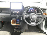 運転席からの視界はこんな感じです☆お気軽にご来店いただき、実際に座って是非お確かめください。ドライバーに寄り添う快適な操作フィールをもたらすステアリングです。
