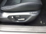 運転席10Wayパワーシート&ドライビングポジションメモリー機能付き