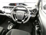 【運転席まわり】・・・ハンドルやシートなども隅々までクリーニング済み。キレイな車内でドライブがより一層快適にお楽しみいただけると思います。