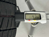 冬タイヤの残り溝は4.7mmです。スリップラインからは3.1mmとなっております。