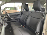 フロントシートはベンチシートです。インパネシフトで足元は広々。運転席と助手席はウォークスルーできます。