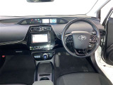 運転席周りのレイアウトをご覧ください。ナビゲーションが綺麗に装着されすっきり収まってますね!