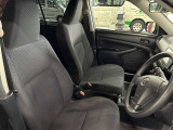 運転席の画像です。足元やシートまわりに余裕があり、リラックスした姿勢で運転が可能です。視界も良好で操作系へのアクセスもしやすく、快適で安心感のあるドライブをサポートします。