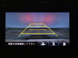 【バックカメラ】運転が苦手な方も車庫入れラクラクです!ギアをリバースに入れれば自動的に切り換わりますので、面倒な操作は不要です♪狭い駐車場もお車を傷つけず安心ですね!
