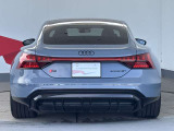 当店では、Audiの基準に基づく100項目にわたる納車前の法定点検・整備を無償で実施したうえで、ご納車しております。さらに当店では新車保証継承後、さらに1年間の長期保証を無償付帯しております。