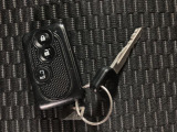 スマートキーを装備!キーをカバンやポケットに入れたままでも、ドアロックの施錠やエンジンスタートが簡単に出来ます♪