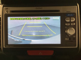 バックでの車庫入れも安心です!リアカメラが付いているバックモニター付のナビを装備しております。操作線もついており距離感も画面から確認できます。