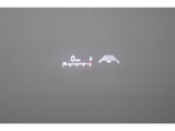 ヘッドアップディスプレイ(HUD)です。運転に必要な情報をフロントガラスの視野内に投影することで視線を外さず確認できます。車速のほかに道路標識表示など、さまざまな情報をワイドに表示します。