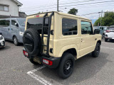 クルマのつくりは古式ゆかしきクロスカントリー車そのもので、車体にはハシゴ型のフレームにボディーを載せたボディー・オン・フレーム構造。