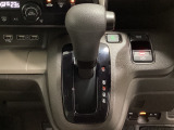 CVT車のセレクトレバーです。低速から高速まで、変速ショックのないスムーズな走りと、エンジン効率のよい領域を維持して燃費にも貢献します。サイドブレーキはスイッチ操作の電子制御パーキングブレーキです。