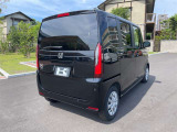 スタイルの良さが伝わる右後方アングル。リアの迫力と側面ライン、角の状態までまとめて確認。