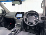 運転席まわりです。 各操作スイッチは使いやすい位置に配置されてます。