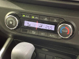 【オートエアコン】一度お好みの温度に設定すれば、車内の温度を検知し風量や温度を自動で調整。暑い&hellip;寒い&hellip;と何度もスイッチ操作をする必要はありません。快適な車内空間には必須の機能ですね♪
