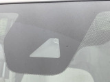 【三菱e-Assist】走行中に前方の車両等を認識し、衝突しそうな時は警報とブレーキで衝突回避と被害軽減をアシスト。より安全にドライブをお楽しみいただけます。