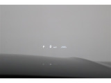 ヘッドアップディスプレイ(HUD)です。運転に必要な情報をフロントガラスの視野内に投影することで視線を外さず確認できます。視線移動や焦点調節が少なくて済むので安全性の向上に貢献します。