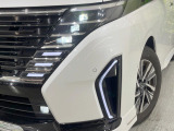 【LEDヘッドライト】悪天候や夜間走行時も良好な視界を確保し安心して運転できる高輝度LEDヘッドライトを装備!点灯速度が早く、消費電力も抑えられています。