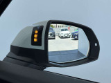 ●アウディサイドアシスト『後方の死角を並走する車両を検知しドアミラーの内側のLEDが点灯。ドライバーに注意を促し事故を未然に防ぐシステムです。』